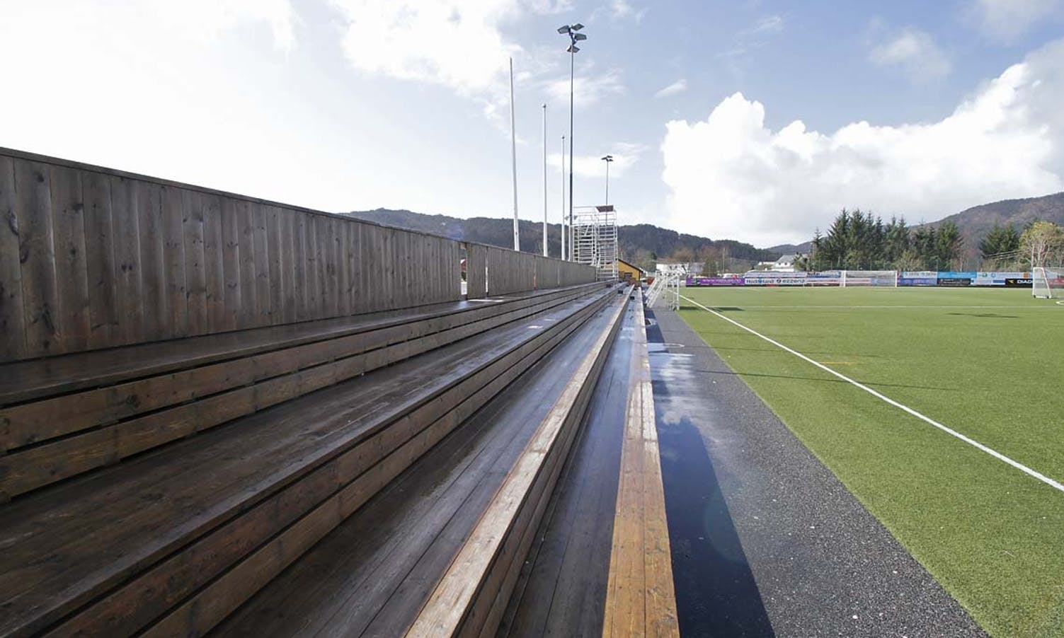 Os Fotball sin tribune har neppe plass til alle som vil sjå NM-kampen.  (Foto: Kjetil Vasby Bruarøy)