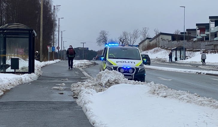 Kollisjonen skjedde på Hatvikvegen, bilane blei raskt køyrde inn i Stølsvegen. (Foto: Kjetil Vasby Bruarøy)