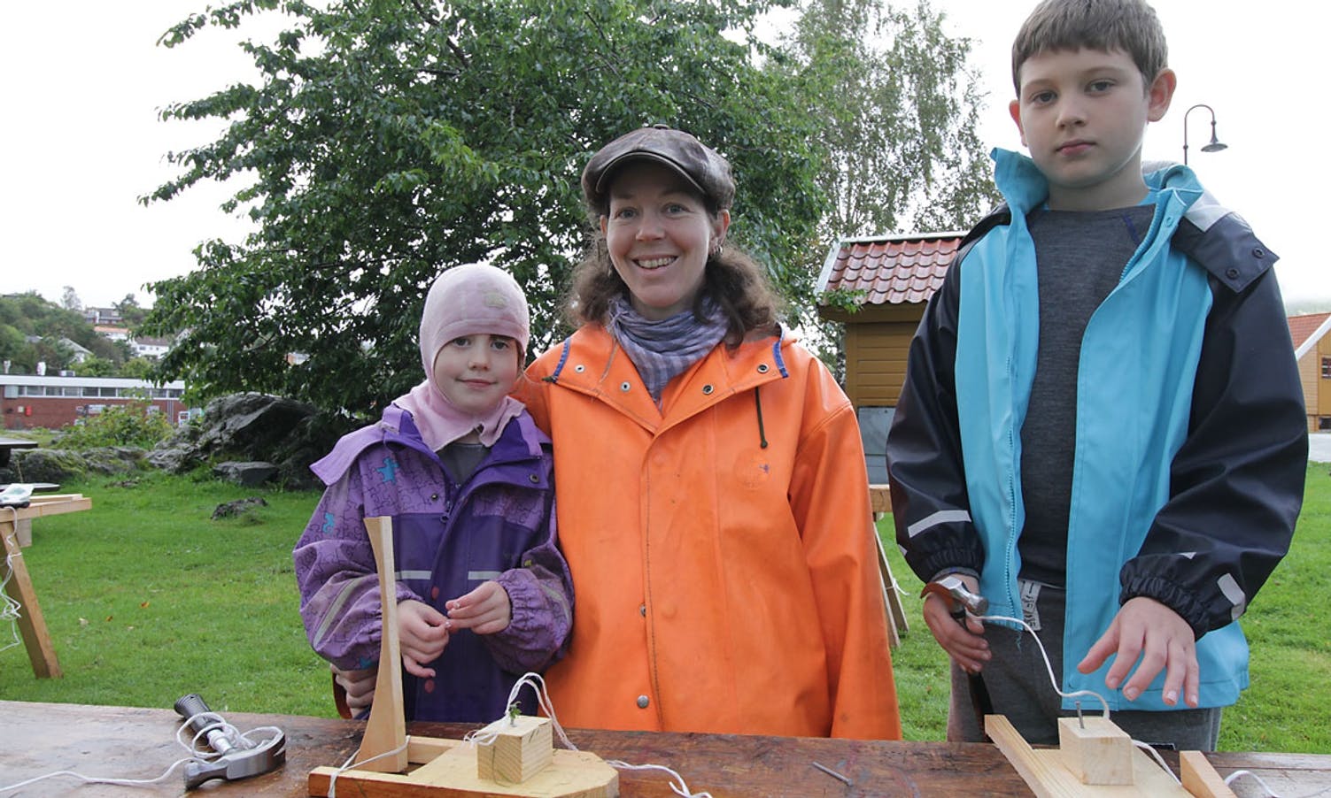 Berit tok med borna Einar (8) og Solveig (5) på jobb i dag. (Foto: KVB)