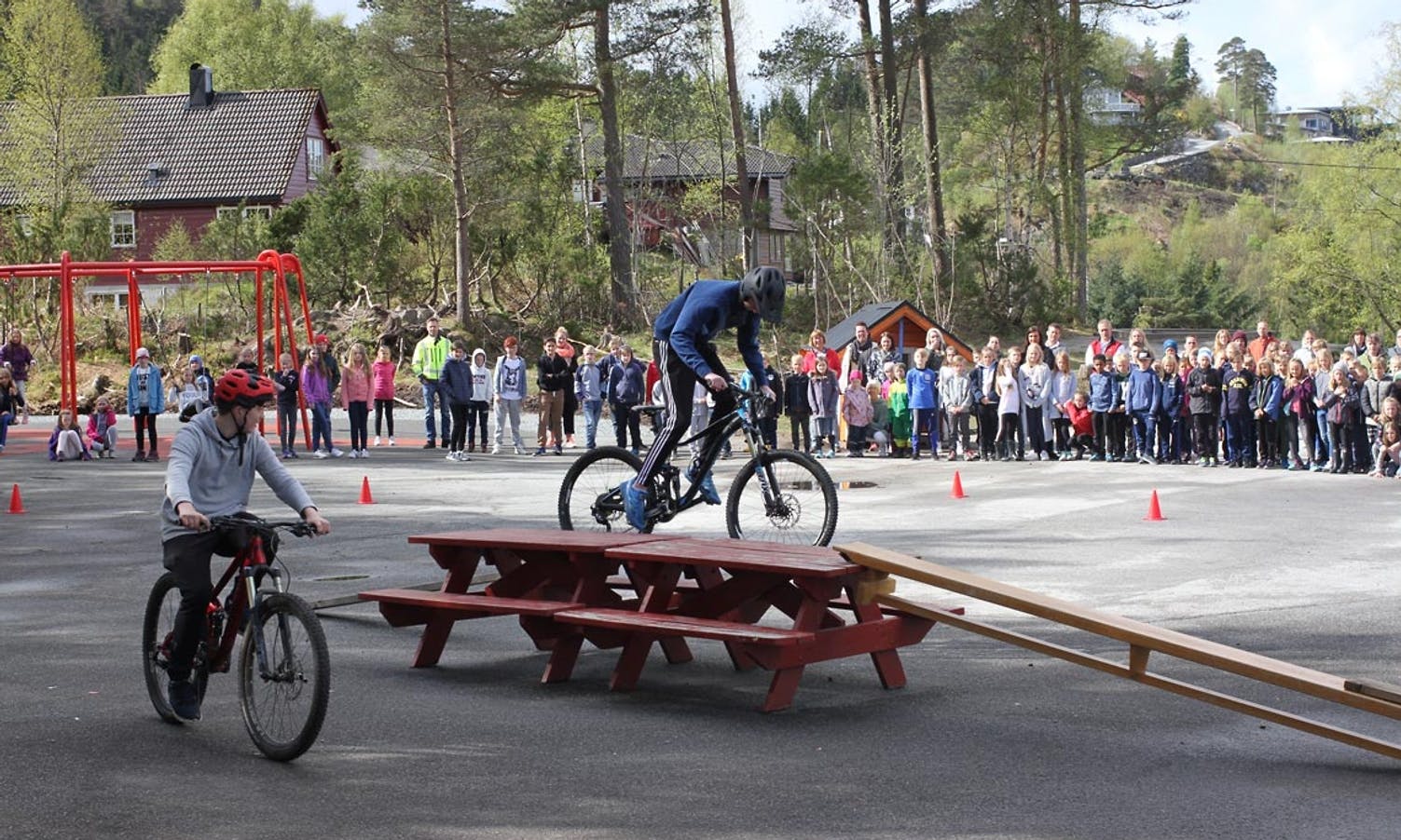 Før Sindre og Håvard køyrde ei BMX-oppvisning (foto: AH)