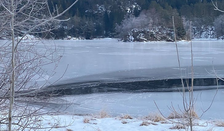 Der bekkar renn inn eller ut, som Kvernelva i Hegglandsvatnet i dag, er isen ofte tynnare og svakare. (Foto: Kjetil Vasby Bruarøy)