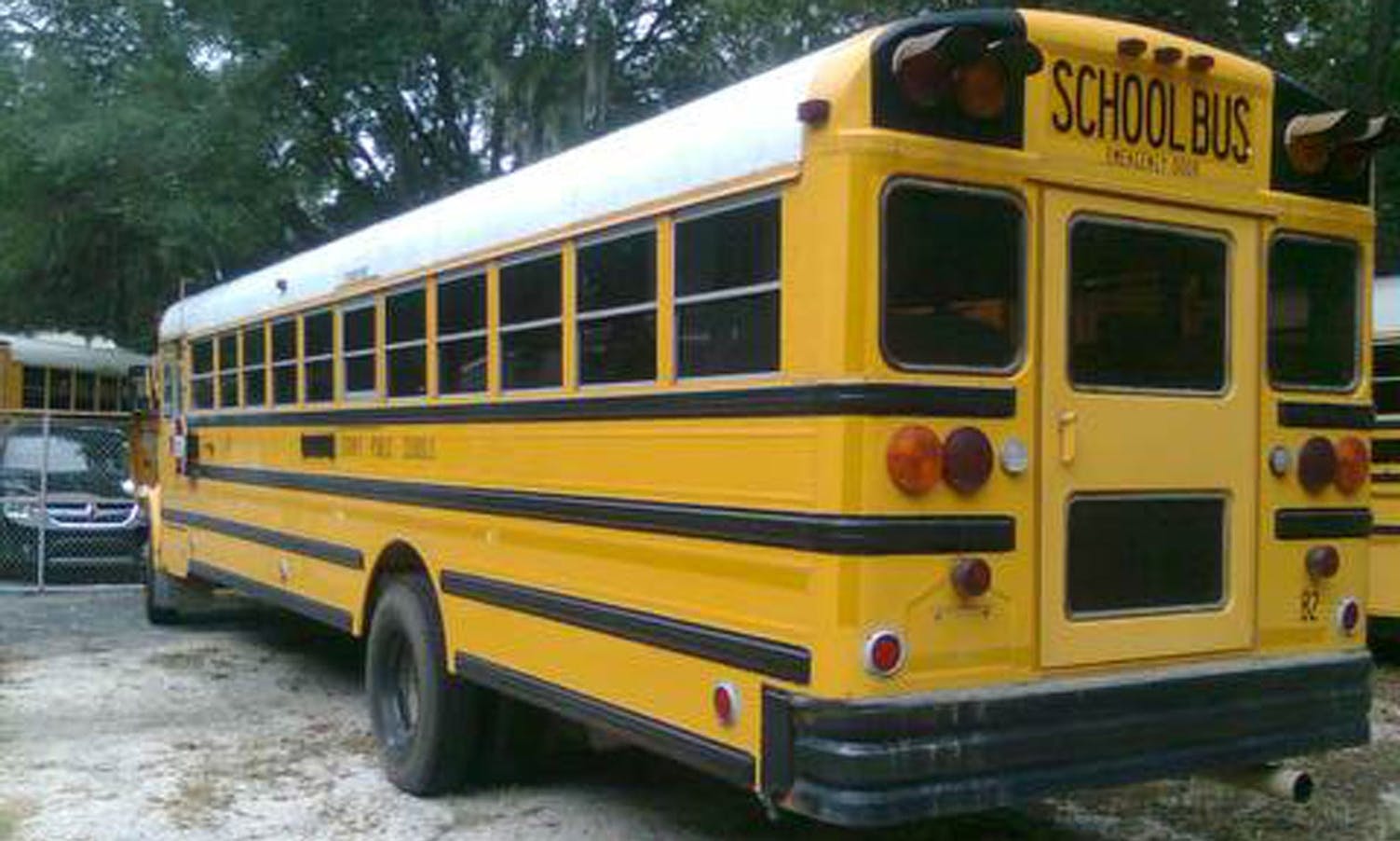 Bussen er bygd i 2003 og har gått som skulebuss i USA.