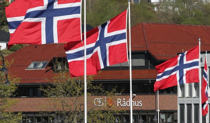 Os rådhus bak norske flagg. Her meiner Bårtvedt det burde vore plass til å visa støtte til nokon det vil bety mykje for. (Foto: Kjetil Vasby Bruarøy)