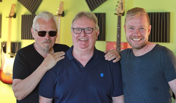 Kjell Arne Haringstad (trommer), Steinar «Lightsand» Lyssand (gitar og vokal) og Torbjørn «Timmy» Kristiansen (bass) speler saman igjen for første gong sidan 2015. (Foto: Kjetil Vasby Bruarøy)