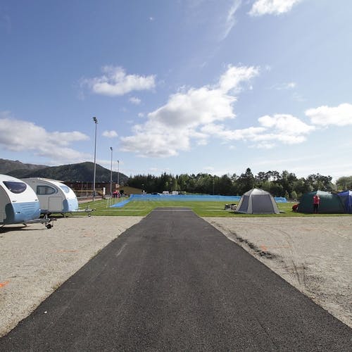 Fleire av deltakarane bur i telt og vogn på Kuventræ denne pinsen.  (Foto: Kjetil Vasby Bruarøy)