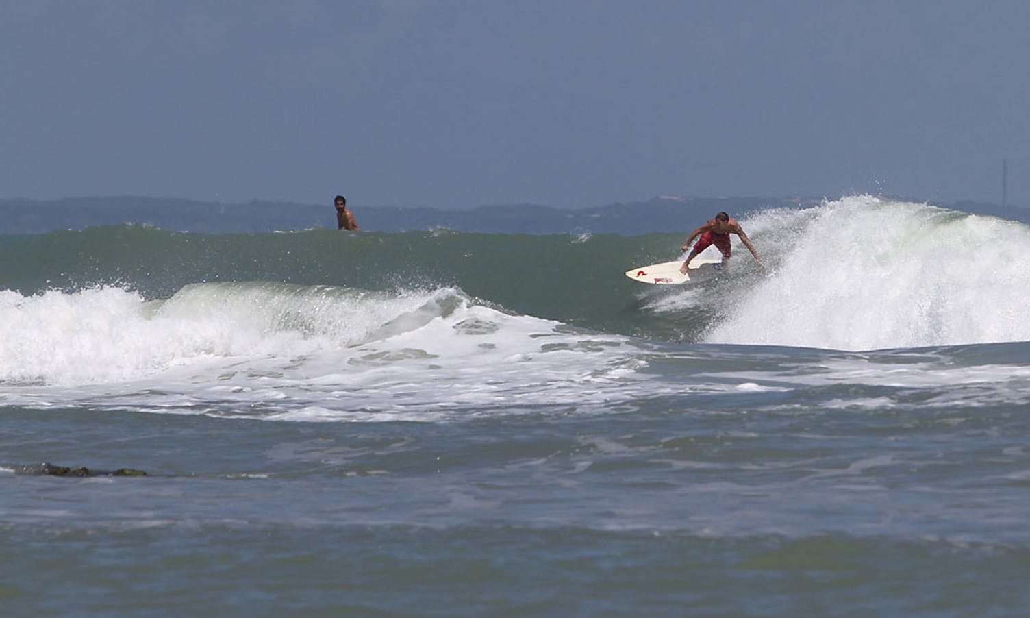 Det vrimlarar av surfarar i og rundt Pipa.  (Foto: KVB)