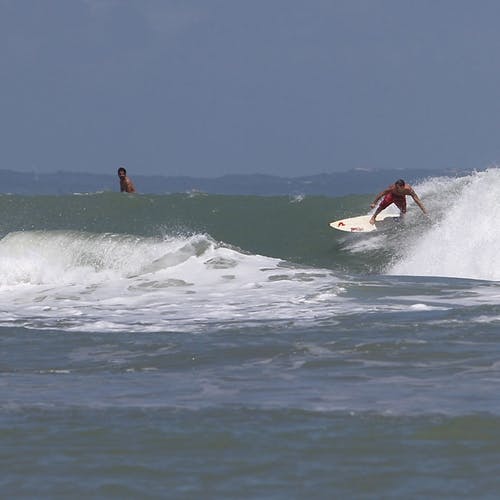 Det vrimlarar av surfarar i og rundt Pipa.  (Foto: KVB)