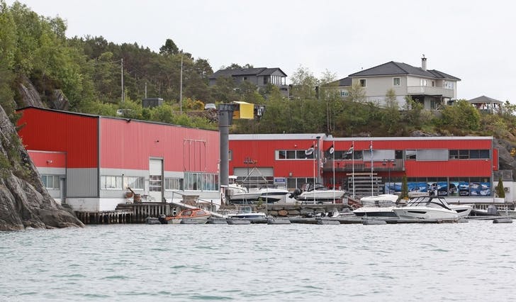 Askeladden Boats har hovudkontor på gamal base ved sjøen i Askvik, der også den innfusjonerte forhandlaren Båtens Beste har butikk og verkstad. (Foto: Kjetil Vasby Bruarøy)