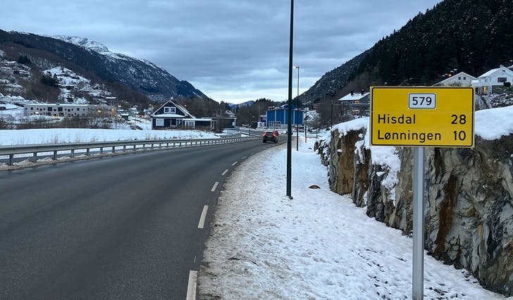 Dette nye skiltet på ny del av Hegglandsdalsvegen viser til Lønningen i staden for Lønningdal. (Lesarbilde, foto: Tore Øvreeide)