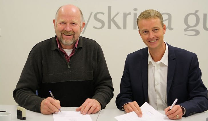 Nils Lygre frå Statskog og ordførar i Os, Terje Søviknes, signerte i dag avtale om kjøp av Raudlia og Stokkedalen, som til saman utgjer 7 % av landarealet i Os. (Foto: Kjetil Vasby Bruarøy)