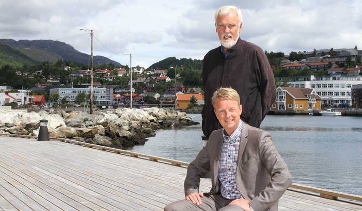 Georg Jørgensen og Terje Søviknes på brygga der skulpturen skal stå. (Foto: Kjetil Vasby Bruarøy)