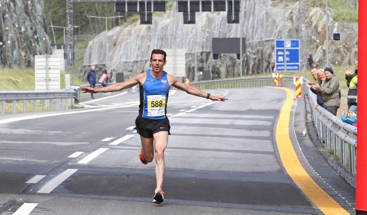 Tage Morken Augustson var suveren Onesubsea halvmaraton under LøpE39 i dag. (Foto: Kjetil Vasby Bruarøy)