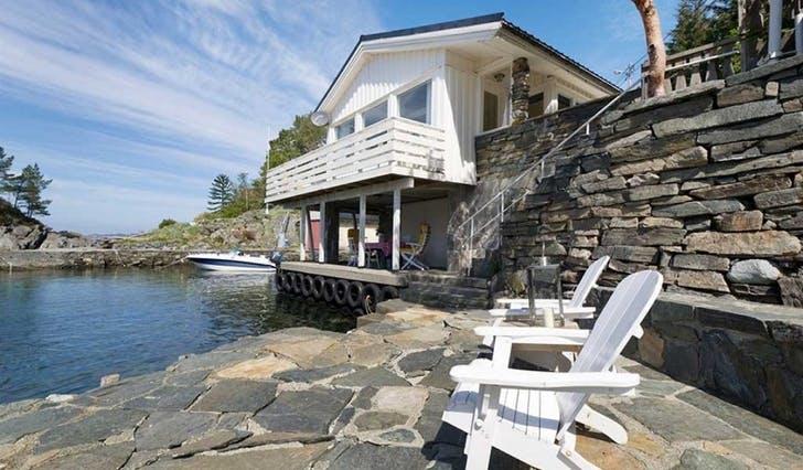 Skjerma av Litle Langøya på Nordstrøno ligg denne idylliske fritidsbustaden for sal for 3.750.000 kroner. (Foto: Privatmegleren)