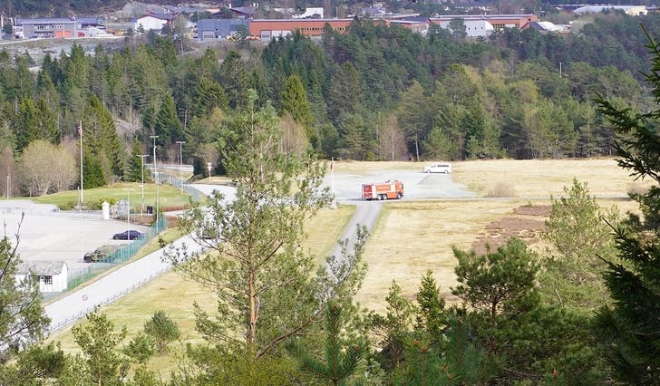 Forsvaret sløkte sjølv ved skytebanen, men inviterte brannvesenet opp for ein ekstra sjekk. (Foto: Kjetil Vasby Bruarøy)