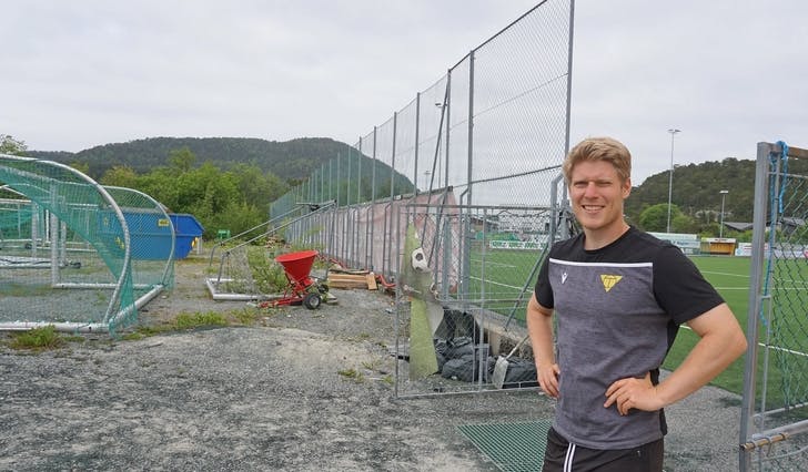 Marius Mikkelsen på kortsida der fem mobile tribunar skal leigast inn til NM-kampen mot Brann. (Foto: Kjetil Vasby Bruarøy)