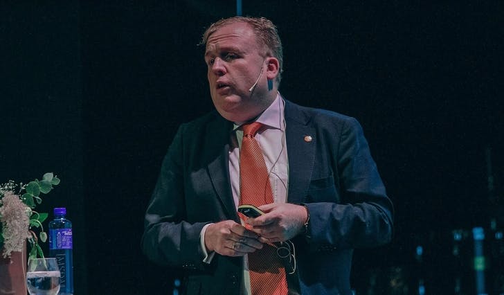 Geir Bjørkeli, her som foredragshaldar på Bjørnafjordkonferansen i 2021. (Foto: Ørjan Håland)