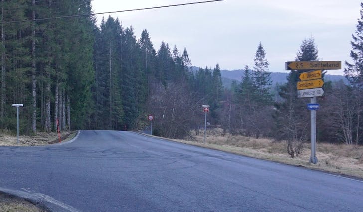Utforkøyringa skjedde nær avkøyrsla til Fjellanger Hundesenter. (Foto: Kjetil Vasby Bruarøy)