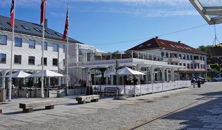 Havnechefen er under ombygging til julerestaurant og butikk, og var ikkje fotogen i dag. Her frå 17. mai i år. (Foto: Kjetil Vasby Bruarøy)