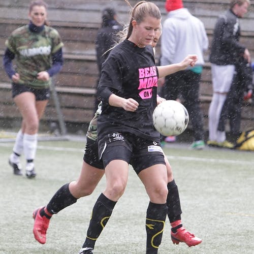 Handballspelar Tonje Hjertnes har ikkje gløymt gamle fotballkunstar, og skåra det første målet i finalen.  (Foto: KVB)