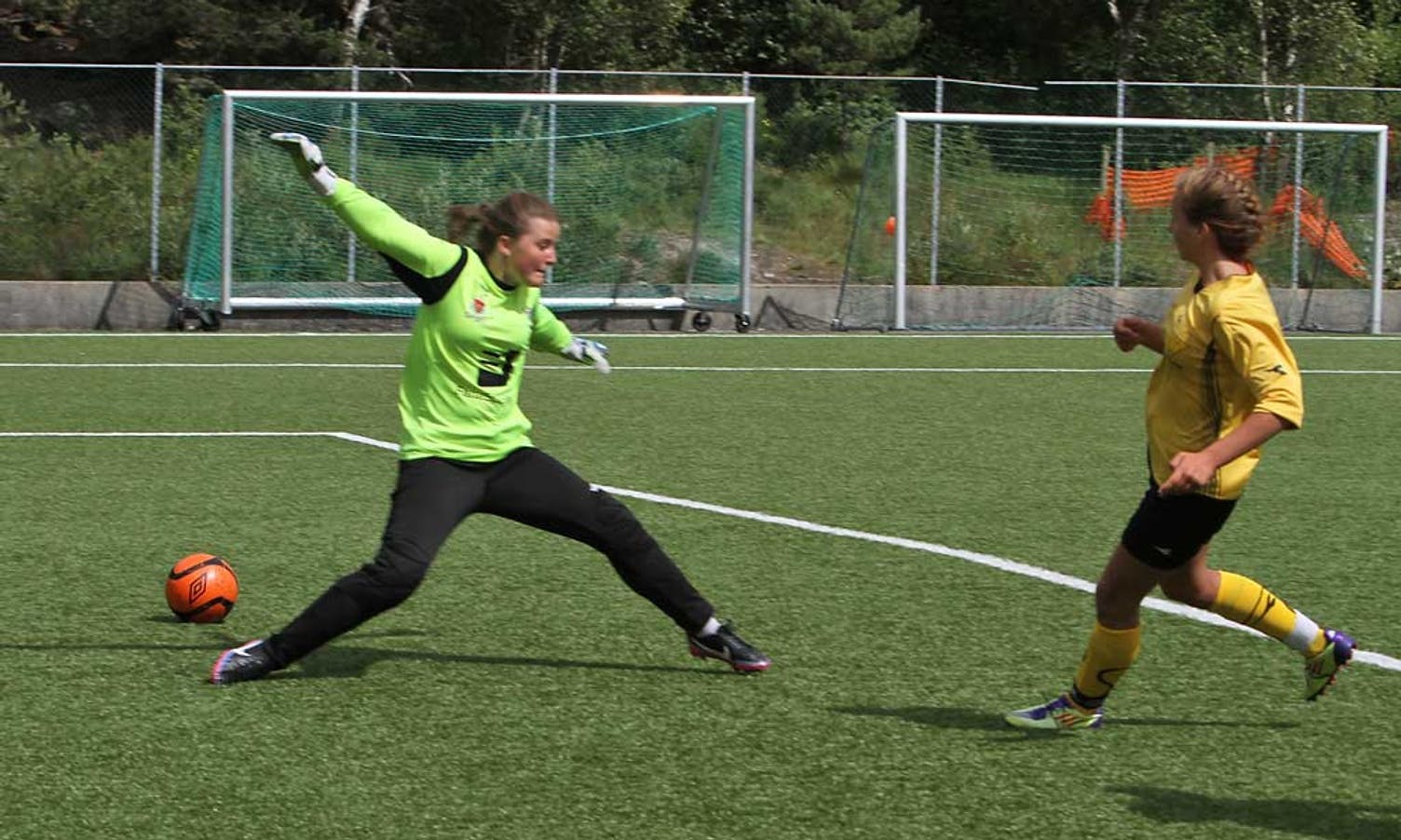 Andrine Døsen set inn 4-1 mellom beina på Fana-keeperen.  (Foto: KVB)