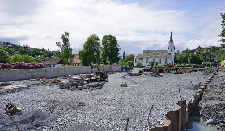 Parkeringshus er under bygging, og vil utvida kapasiteten. Men foreløpig er det verken handheving eller inntekt på parkering på Osøyro. (Foto: Kjetil Vasby Bruarøy)