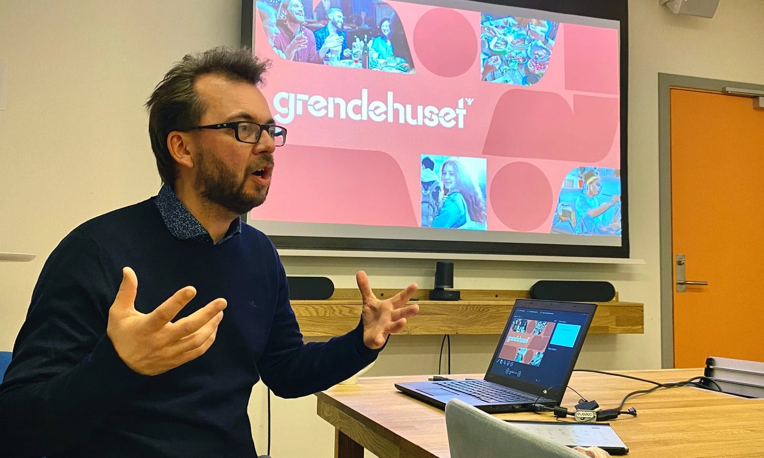Ole Tobias Lindeberg var engasjert når han fortalte om visjonene for det nye «Grendehus»-konseptet. (Foto: ØH)
