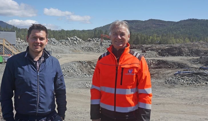 Næringssjef Jon Sivert Rykkel på besøk hos Svein Atle Garvik etter anleggsstart i Lyseparken vest. (Foto: Kjetil Vasby Bruarøy)
