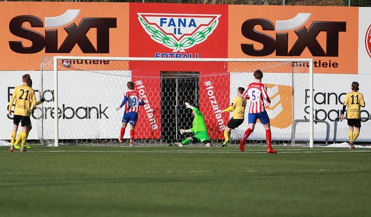 Fana skåra på kampens første corner. 1-0 sto seg kampen ut. (Foto: Kjetil Vasb Bruarøy)