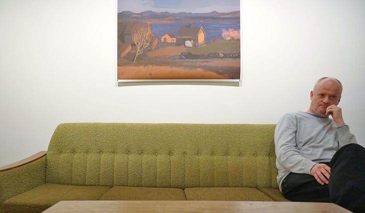 Morten Holmefjord i sofaen han vil at publikum skal ta seg tid i. (Foto: Kjetil Osablod Grønvigh)