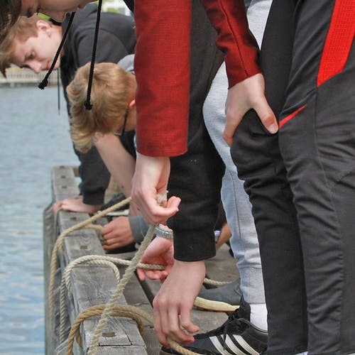 På kaien fekk elevane læra seg praktisk tauverk og knutar. (Foto: KOG)