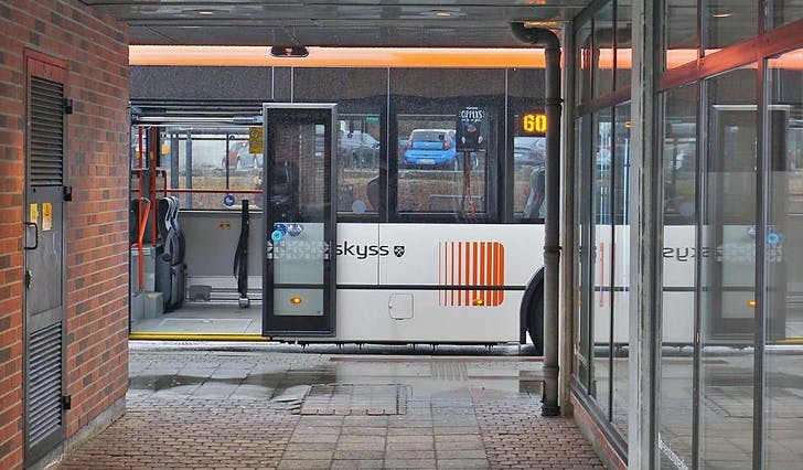Bussen sto parkert i Industrivegen, ikkje på Os terminal, då ruta blei knust. (Ill. foto: KVB)
