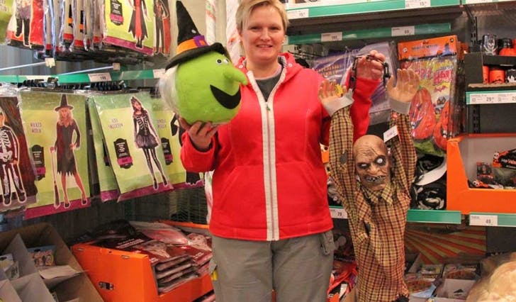 May-Britt Nymark Skåla hos Europris viser fram den populære Halloween-avdelinga i butikken. (Foto: Kari Marie Austevoll Lyssand)