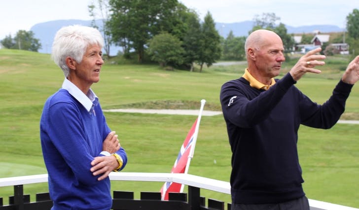 Golfpresident Marit Wiig fekk ein presentasjon av banen frå styreleiar Erik Just-Olsen i Bjørnefjorden Golfklubb (foto: Andris Hamre)