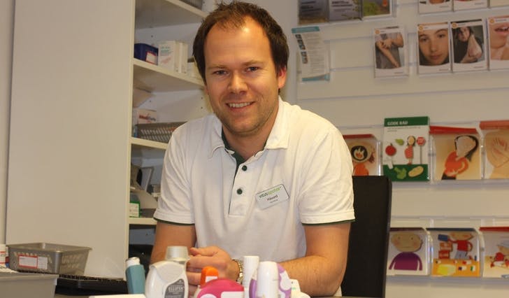 Apoteker Håvard Loftheim hos Vitusapotek Irisgården tilbyr no gratis inhalasjonsvegleiing (foto: Andris Hamre)