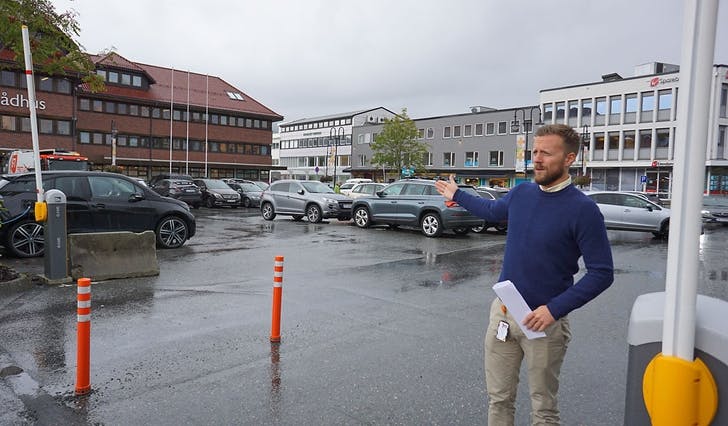 Næringssjef Daniel Skotheim ved bommane som no skal vekk. (Foto: Kjetil Vasby Bruarøy)