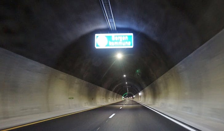 Knappe tre kilometer inni 9,4 km lange Lyshorntunnelen er kommunegrensa. (Foto: Nora Flatseth Trippestad)
