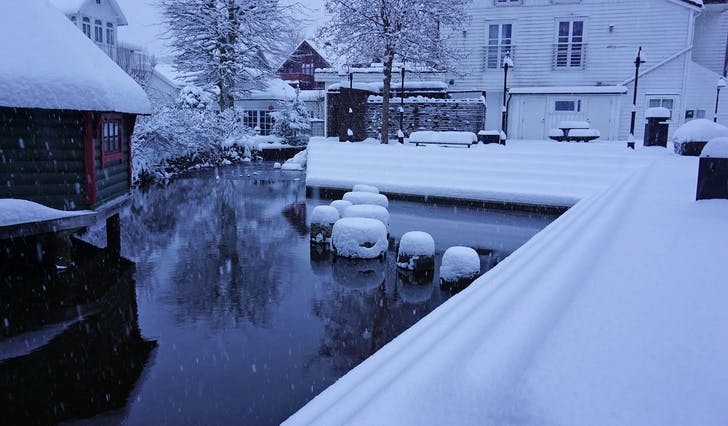Yr og Storm er ueinige om romjulsvêret, med dei spår begge snø i Os til jul. Bildet er frå 13. desember 2022.(Foto: Kjetil Vasby Bruarøy)