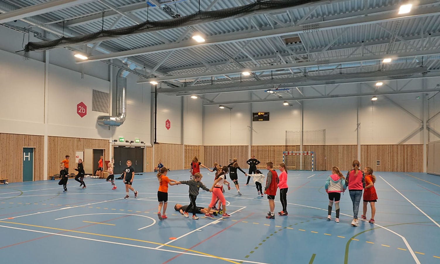 Handballskulen handlar sjølvsagt mest om handball. (Foto: KOG)