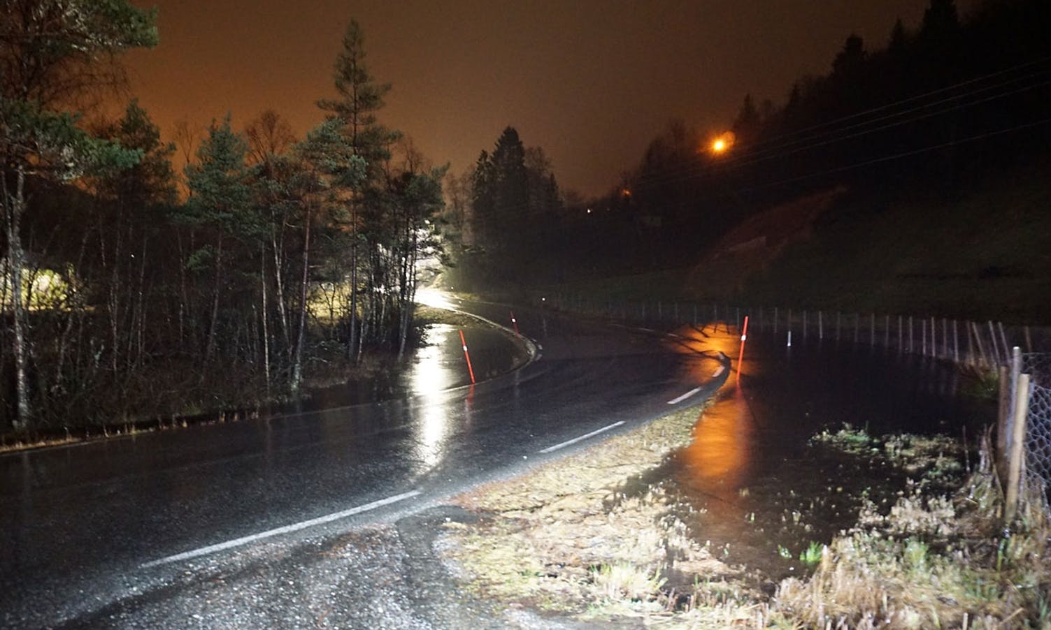 I Åsen renn det vatn over Lyseklostervegen. (Foto: KVB)