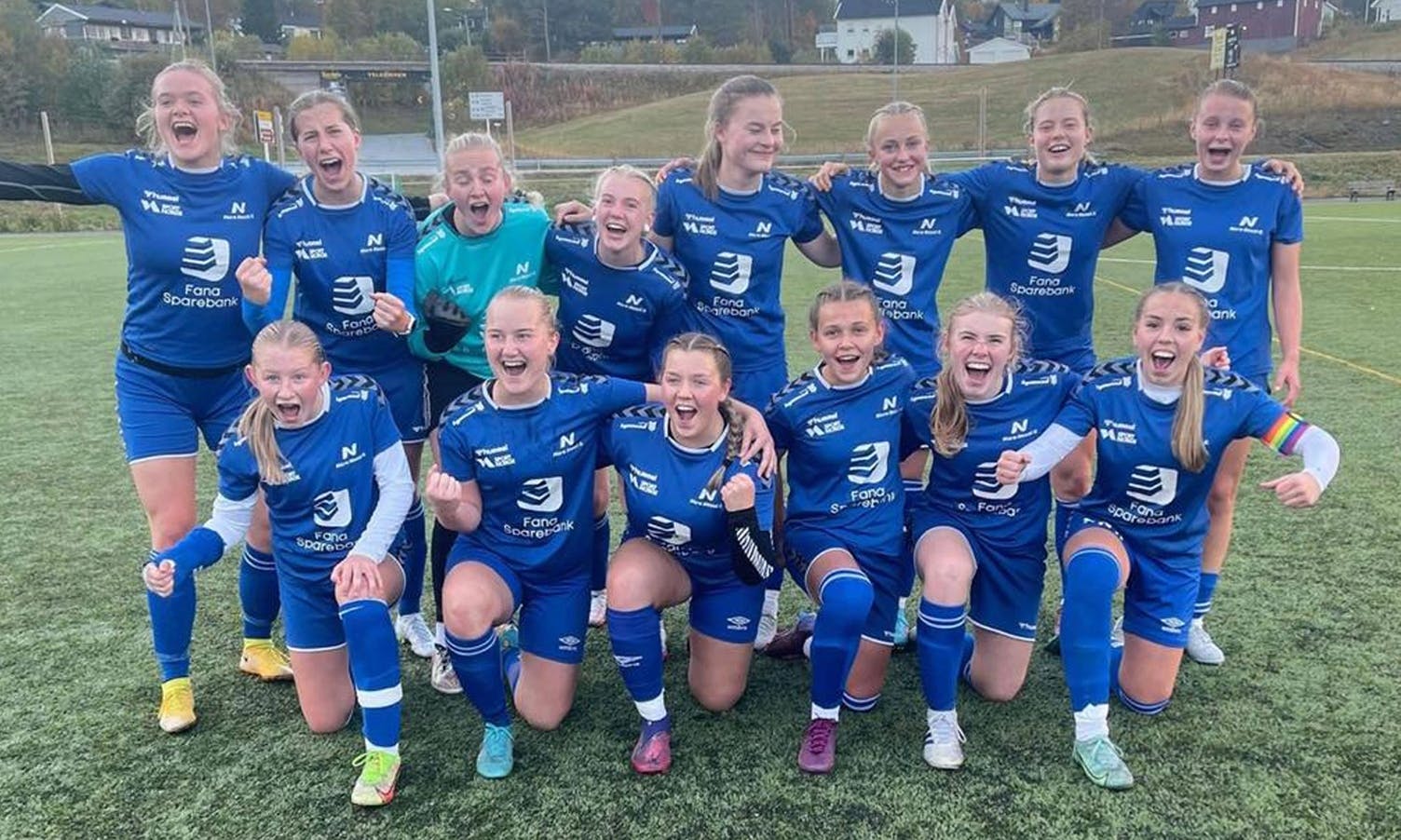 Jenter 17 etter sigeren i kvartfinalen i helga. (Foto: Privat/Rune Klett)