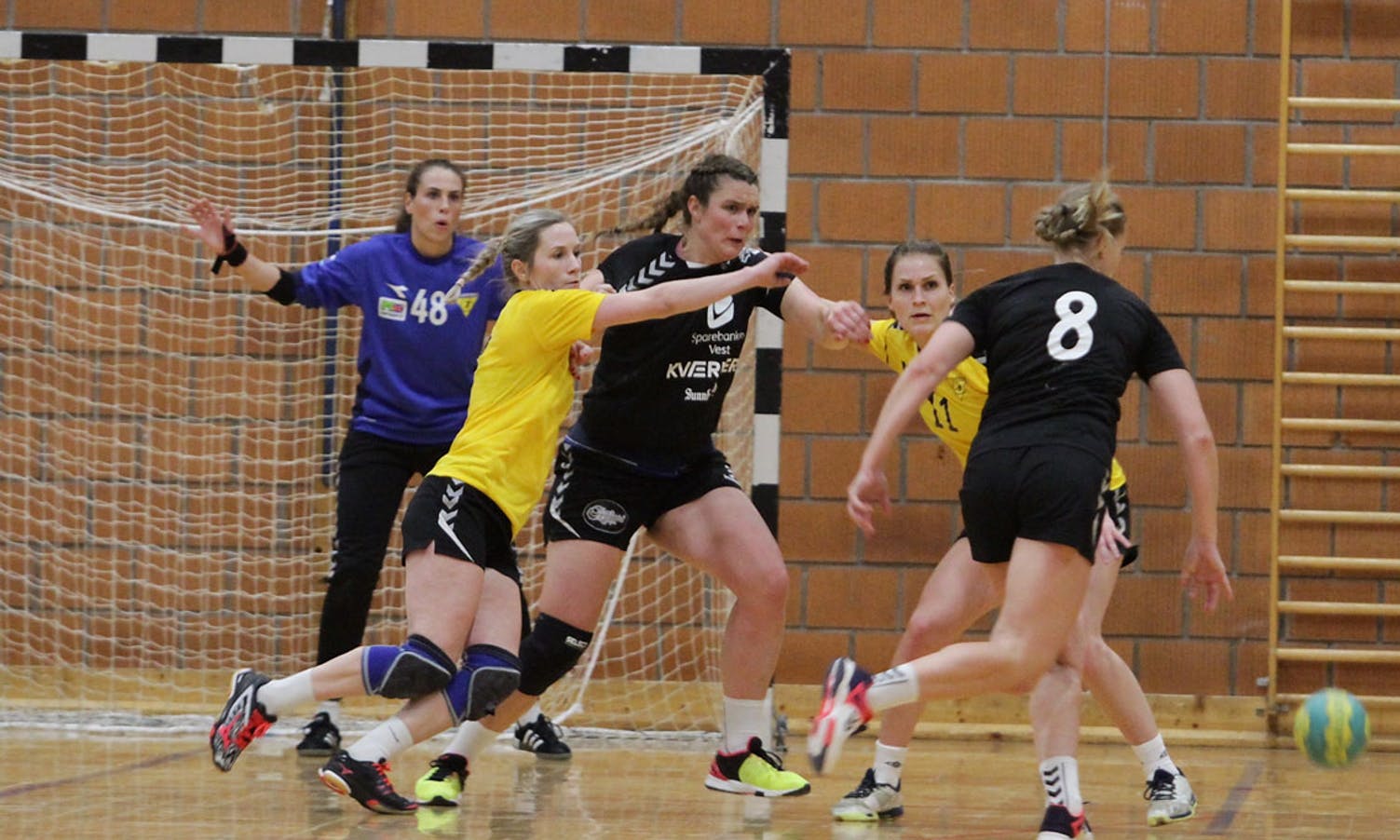 Forsvar og keeper hindra skåring i 10 minutt av 2. omgang. (Foto: Kjetil Vasby Bruarøy)