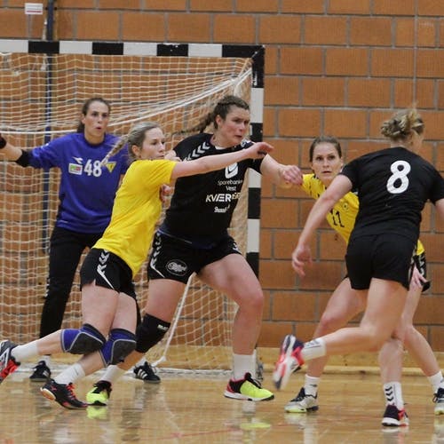 Forsvar og keeper hindra skåring i 10 minutt av 2. omgang. (Foto: Kjetil Vasby Bruarøy)