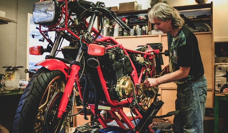 Terje Bergsvåg reparerer alt av motorsyklar, her jobbast det på ein CB 1100R. (Foto: ØH)