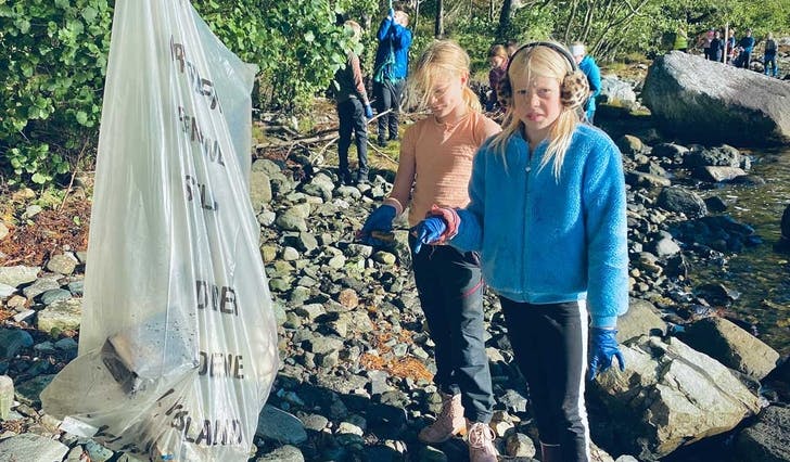 Elevane ved Strøno barneskule gjorde ein solid jobb under dagens strandrydding. Foto: ØH