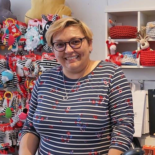 Ewa har jobba fleire år i barnehage - no driv ho den nye butikken i Landboden i Os sentrum. (Foto: KOG)