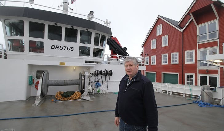 Jonny Garvik på dekk på «Brutus», som kom heim til Øyane laurdag kveld. (Foto: Kjetil Vasby Bruarøy)