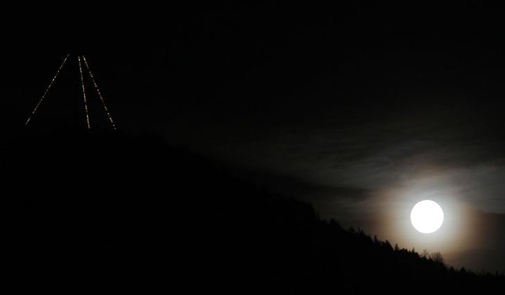 Månen skin ofte om kapp med lysa på Borgafjellet, som her i 2016. (Foto: Kjetil Vasby Bruarøy)