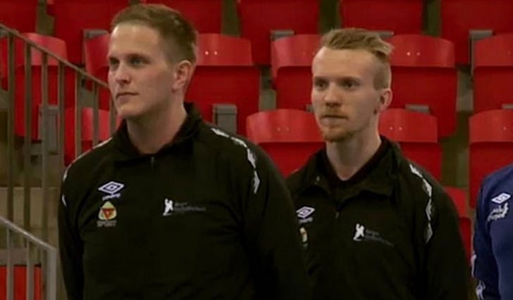 Fredrik Andresen og Jørgen Wold dømte òg G15-finalen i PW Cup. (Privat foto)