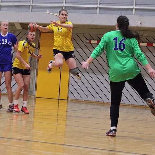 Line Hjelle Berentsen skåra 6 mål, men var òg med på å skyta Årstad-keeperen god. (Foto: KVB)