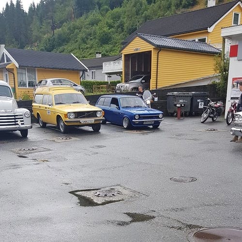 Klar for open dag med bilar tilsvarande dei bestefar og far køyrde i utstilling. (Foto: Kim Ove Linde)